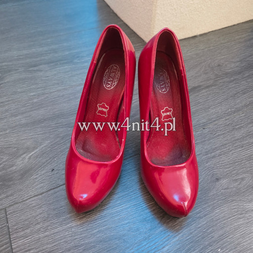 Oferta czerwonych szpilek na sprzedaż